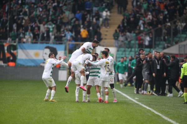 Timsah içeride de dışarıda da 16’yı buldu
