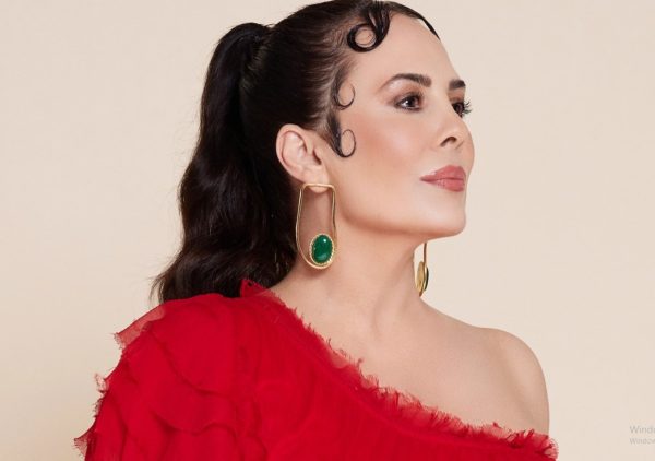 Demet Sağıroğlu, ‘Aşktan Bir Fazla’ İle Geri Döndü
