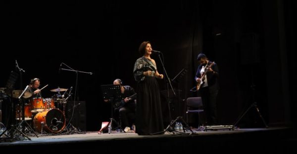 Bursa’da Feryal Öney ile türkü dolu gece