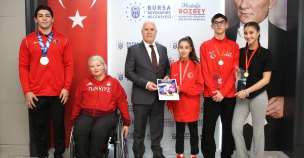 Şampiyon sporculardan Başkan Bozbey’e ziyaret