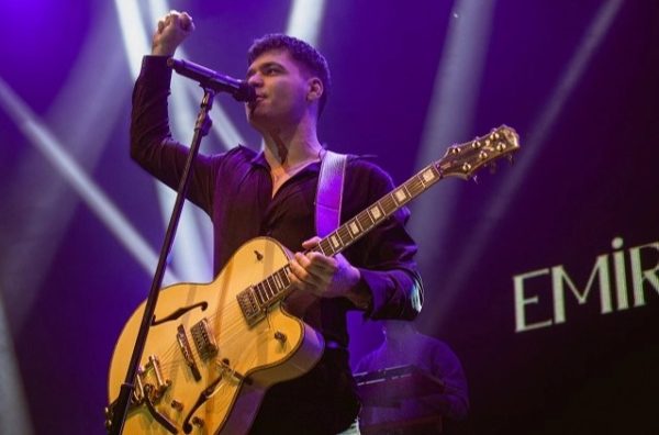 Emir Can İğrek’ten ‘Alternatif Pop’un Esnek ve Güvenli Alanı Hakkında Yorum