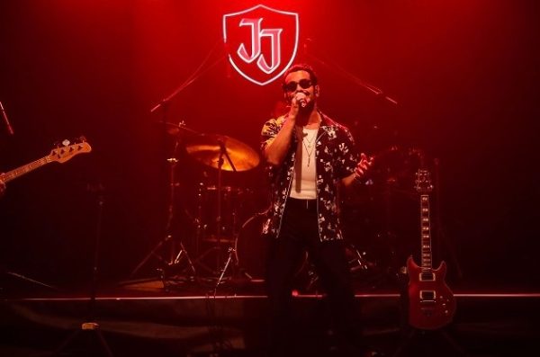 Gökhan Türkmen, Konserde Fransızca Şarkı ile Sürpriz Yaptı