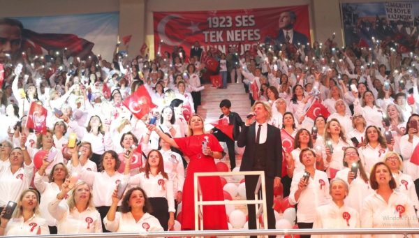 Soner Arıca, İzmit’te Cumhuriyet İçin Gönüllü Olarak Sahne Aldı