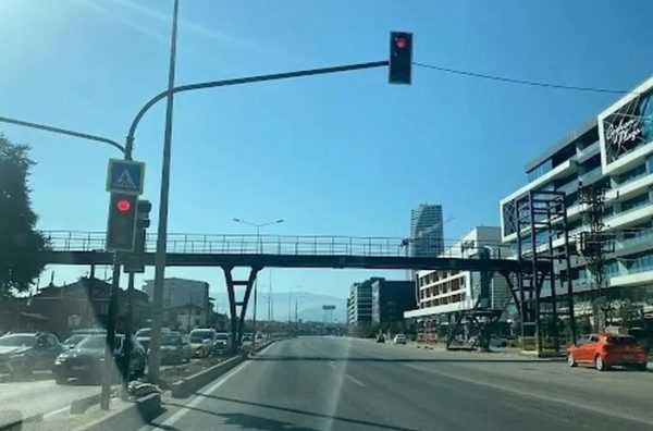 Bursa Geçit’teki üst geçit ve trafik lambaları sürücüler arasında sorun yaratıyor