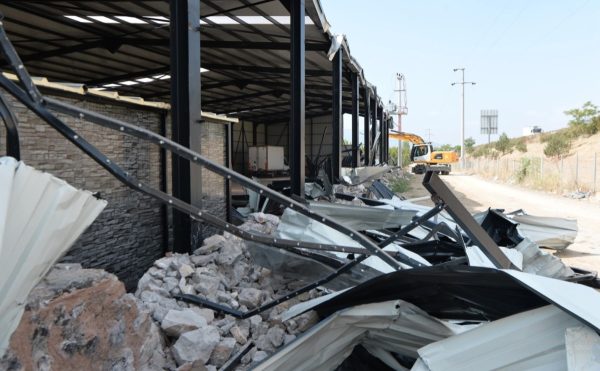 Bursa Osmangazi’de Tarım Arazisine İnşa Edilen Kaçak Depo Yıkıldı