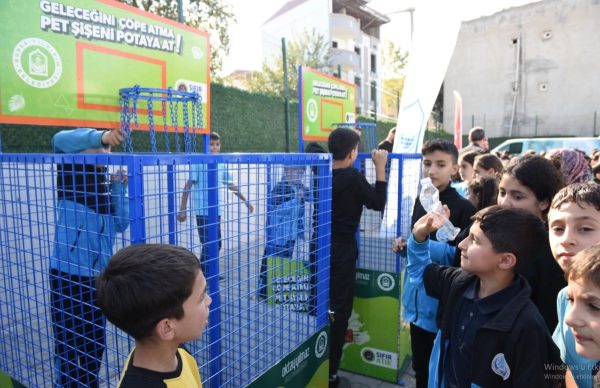 Bursa Yıldırım’da Çocuklar, Şişeleri Potaya Atıyor