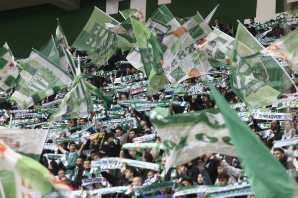 Bursaspor taraftarı Fenerbahçe, Beşiktaş ve Trabzonspor’u ezdi geçti!