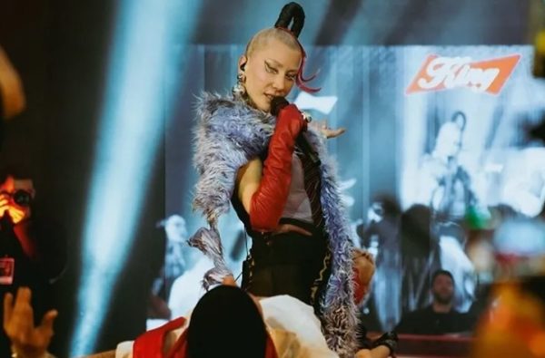 Hande Yener’den Denizin 8 Metre Altında Unutulmaz Konser