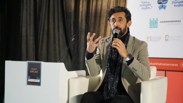 Mehmet Ercan, Kitap Fuarı’nda Edebiyatseverlerle Bir Araya Geldi