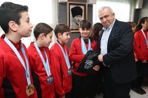 Bursa’da Başkan Özdemir, Başarılı Sporcularla Bir Araya Geldi