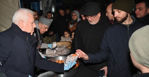 Başkan Bozbey’den Regaib Kandilinde tatlı ve lokma ikramı