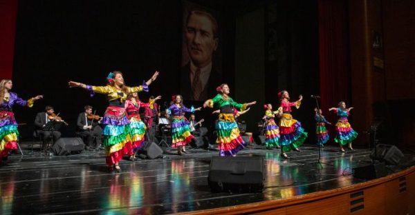 Çalgıcı Mektebi Roman Orkestrası’ndan muhteşem konser