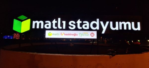 Yeni tabela stadyuma çok yakıştı!