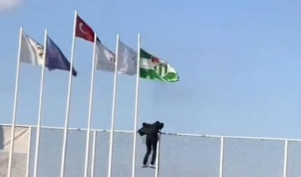 Bursaspor bayrağını indirmeye çalıştılar!