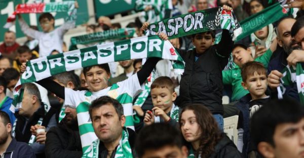 Çocuklar Bursaspor coşkusunu Büyükşehir’le yaşadı