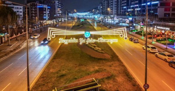 Bursa caddeleri ‘Ramazan’ için süslendi