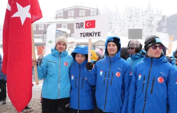 Bursa’da Genç Kayakçılar Uludağ’da Yarışta