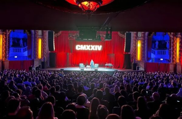 Cem Yılmaz, Chicago’da Gülme Dolu Bir Gece Yaşattı