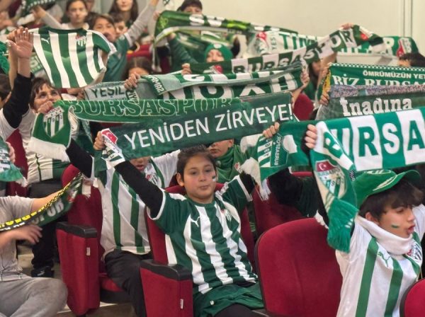 Bursasporlu futbolcular minik timsahlarla buluştu!