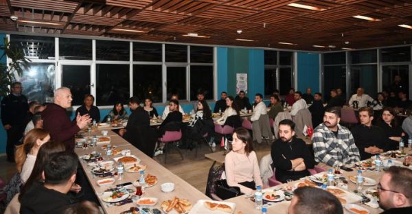 Başkan Bozbey, sahuru gençlerle yaptı