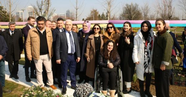 Kadınlar Günü’nde çiçekler toprakla buluştu