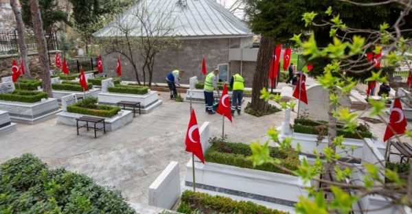 Büyükşehir’den şehitliklerde titiz çalışma