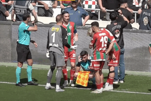 Karşıyaka-Bursaspor maçında yan hakemi yaraladılar!
