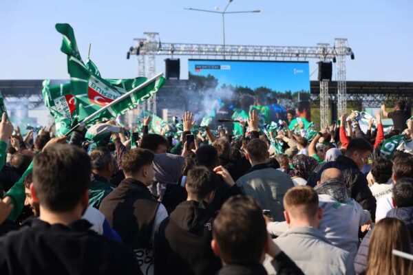 Bursalılar şampiyonluk coşkusunu Büyükşehir’le yaşadı