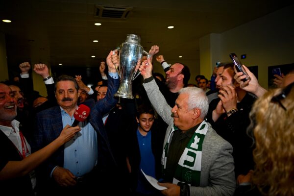 Mustafa Bozbey’in kupa mutluluğu – Bursasporx.com