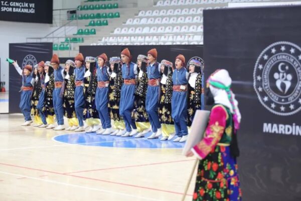 Mardin, Halk Oyunları Bölge Yarışması ile Renkli Görüntülere Sahne Oldu