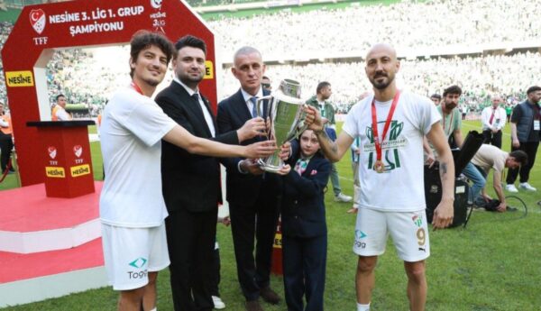 Bursaspor’un rekortmen kaptanı yuvada kalıyor