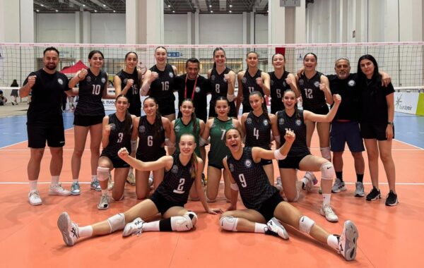 Nilüferli yıldız kızlar Kayseri Voleybol’u set vermeden geçti
