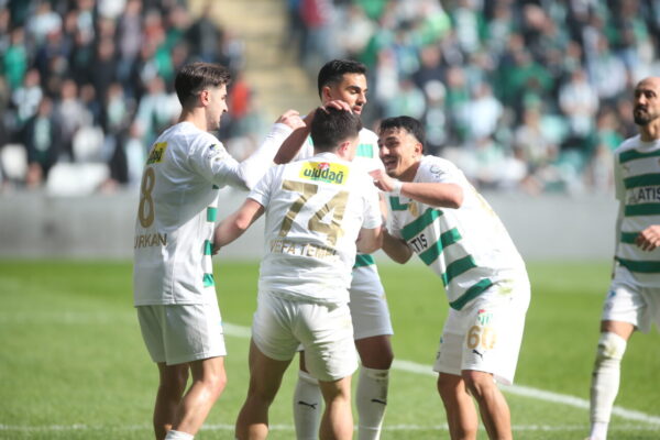 Bursaspor, üç kiralık oyuncusuyla yollarını ayırdı