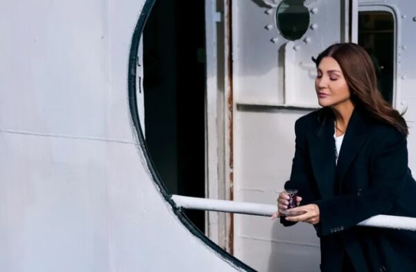 Sibel Can, “Pes” Şarkısının Klibini İstanbul Boğazı’nda Çekti