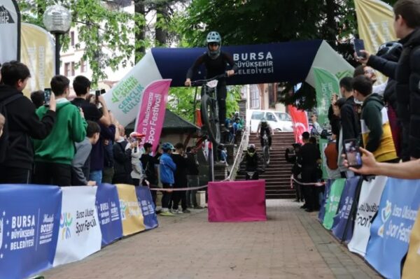 Bursa’da Adrenalin Dolu ‘Urban Downhill’ Yarışı Büyük Beğeni Topladı!