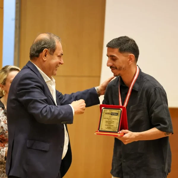 Sertaç Çam’a yılın oyuncusu ödülü