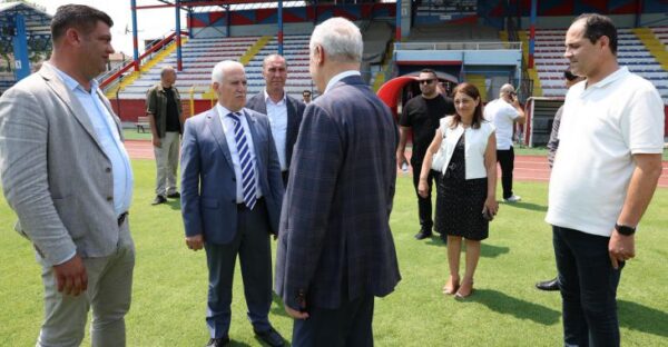 Büyükşehir, Mustafakemalpaşa İlçe Stadı’nı sil baştan yeniledi