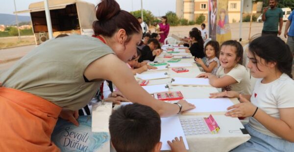 Çocukları gülümsetiyor, yaraları birlikte sarıyoruz