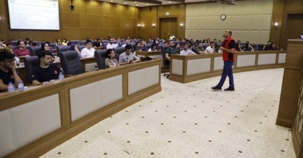 Stajyerler oryantasyon eğitiminde