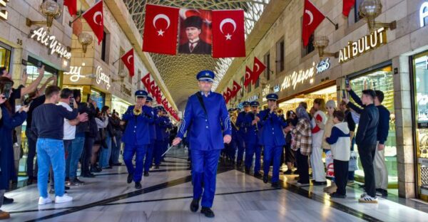 Büyükşehir Bandosu’ndan Hanlar Bölgesi’nde mini konser