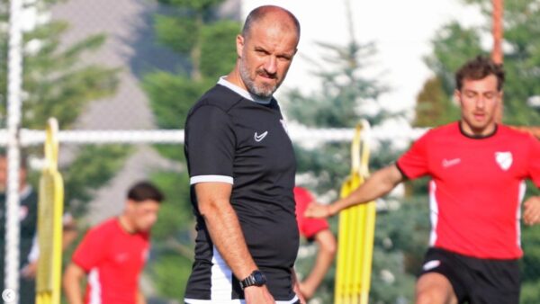 Bursaspor’un eski hocası Mustafa Er dikkatleri üzerine çekti