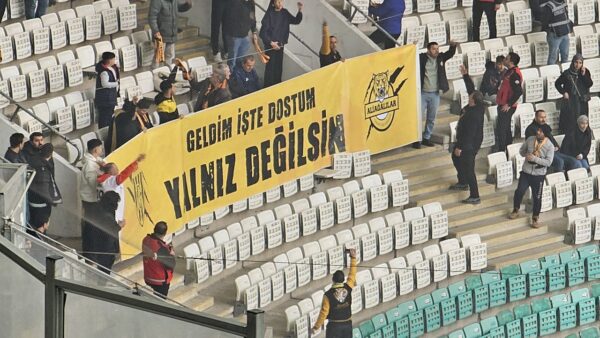 Aliağa FK taraftarından Bursaspor maçında anlamlı pankart