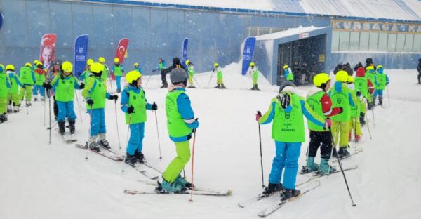 Büyükşehir’le öğrencilerin kayak keyfi