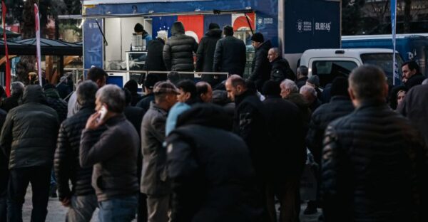 Büyükşehir’den vatandaşa sıcak çorba ikramı