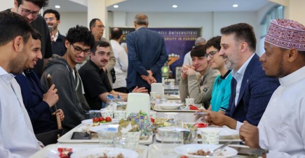 Başkan Vekili Şahin Biba, bayram sabahı öğrencilerle buluştu