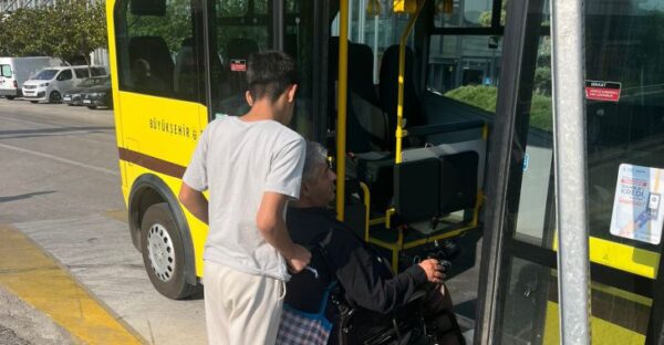 Büyükşehir, özel gereksinimli öğrenciyi sınava ulaştırdı
