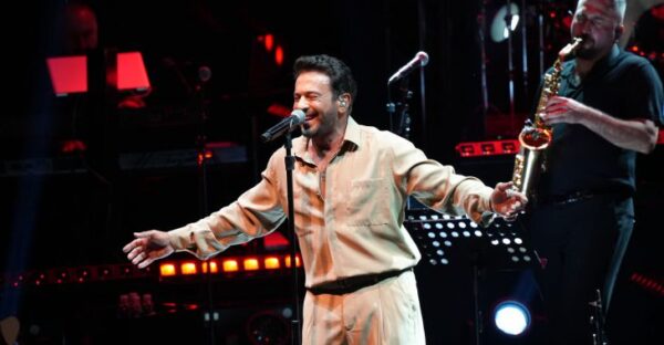 Açıkhava’da Emre Altuğ’dan müzik dolu gece