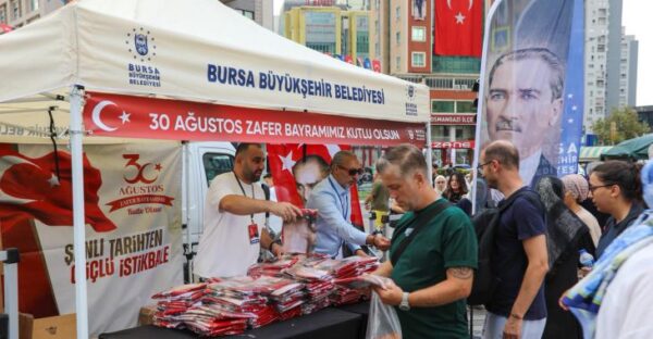 Bursa’da Zafer coşkusu ay yıldız ile taçlandı