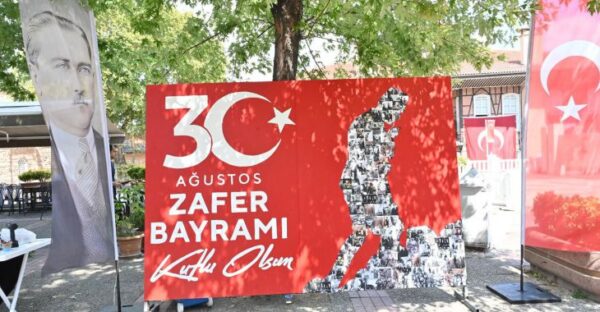 Bursalılardan Zafer Bayramı’na anlamlı iz